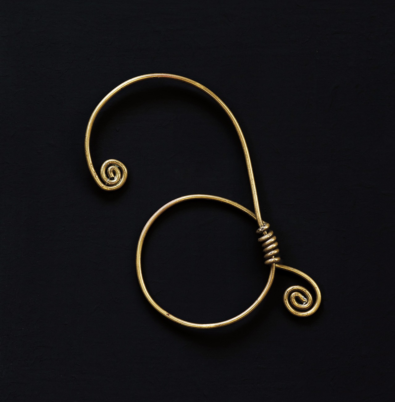 Alexander Calder bends wire, 1929